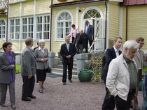 Mielenkiintoisen vierailun ja erinomaisen ruuan jälkeen lähdimme tyytyväisinä kotimatkalle.

Efter ett intressant besök och en eminent måltid åkte vi nöjda hem.